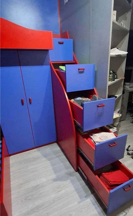 Oбзавеждане за детска стая.Двуетажно легло и гардероб. ПДЧ-18мм