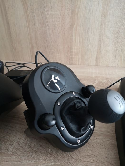 Vând volan Logitech g29 + Schimbător Aproape NOU