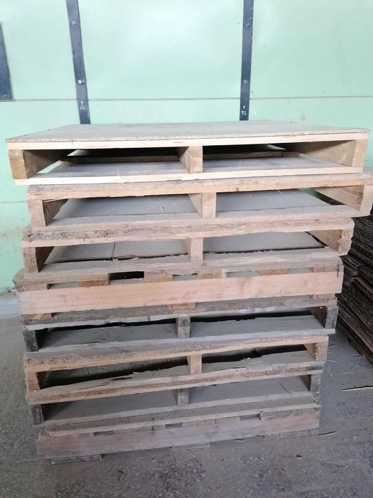 Vand Paleți din lemn uzați, dimensiuni 1,2 x 1,2 m
