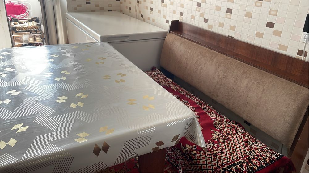 Продам кухонный стол и 2 дивана
