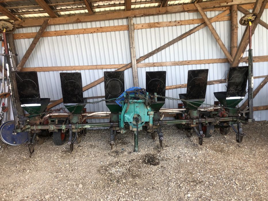 Vand plug,freza,semanatoare paioase si porumb!!!