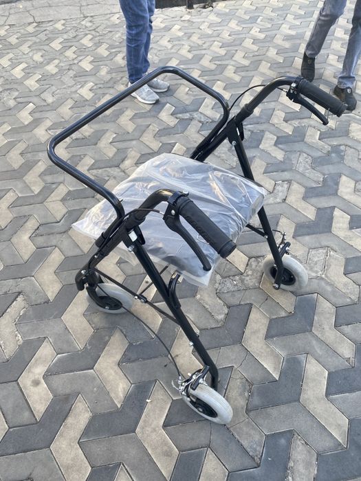 Ходунок с тормозом и сидением