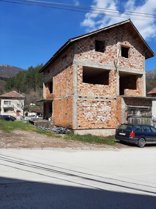Продава се къща в с.Згориград 292 кв.м.
