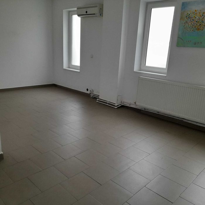 inchiriez/ partajez spatiu parter