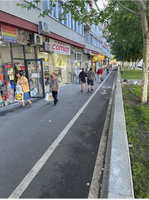 Inchiriez spatii comerciale 80-200mp cu vad stradal foarte bun si pietonal si auto