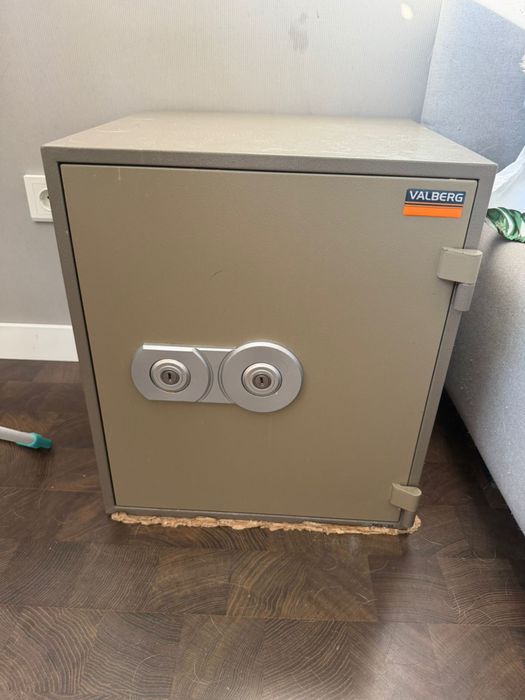 Сейф б/у в хорошем состояний