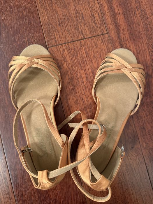 Платье и туфли для танцев