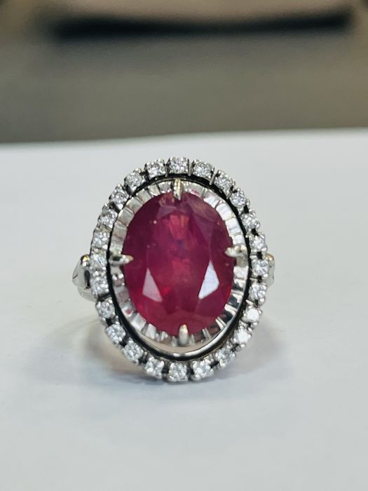 Златен пръстен бяло злато ,рубин и диаманти