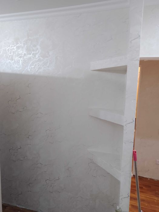 Поклейка  обоев, покраска потолков, стен.