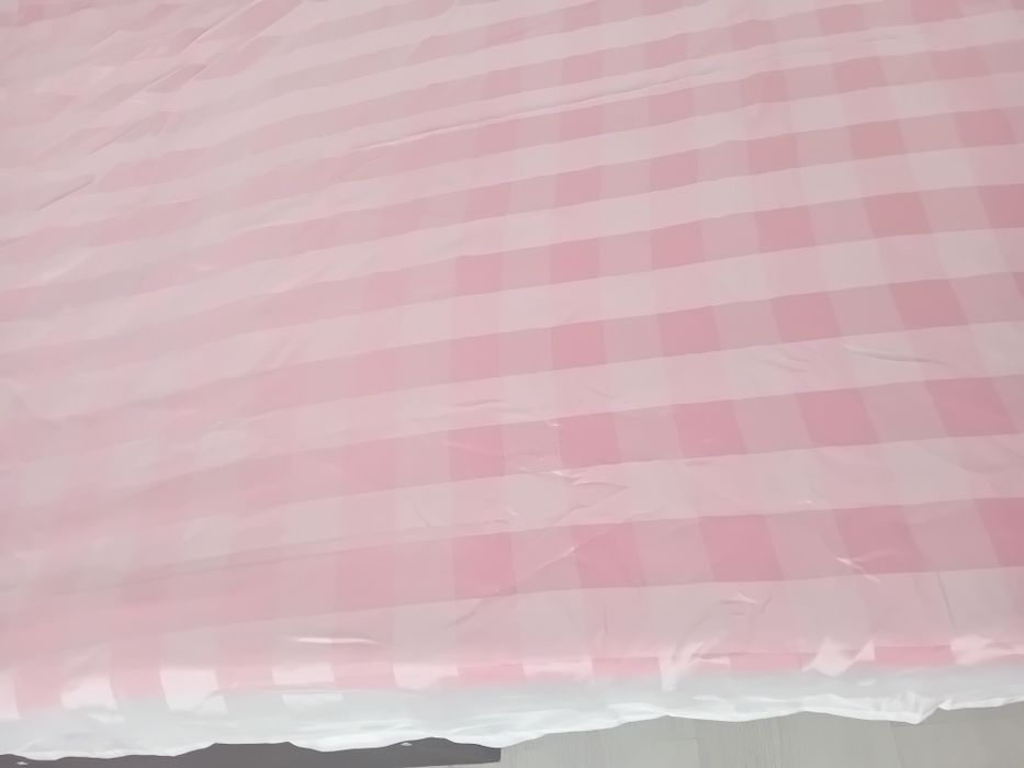 Bucată de perdea albă, model discret pătrățele