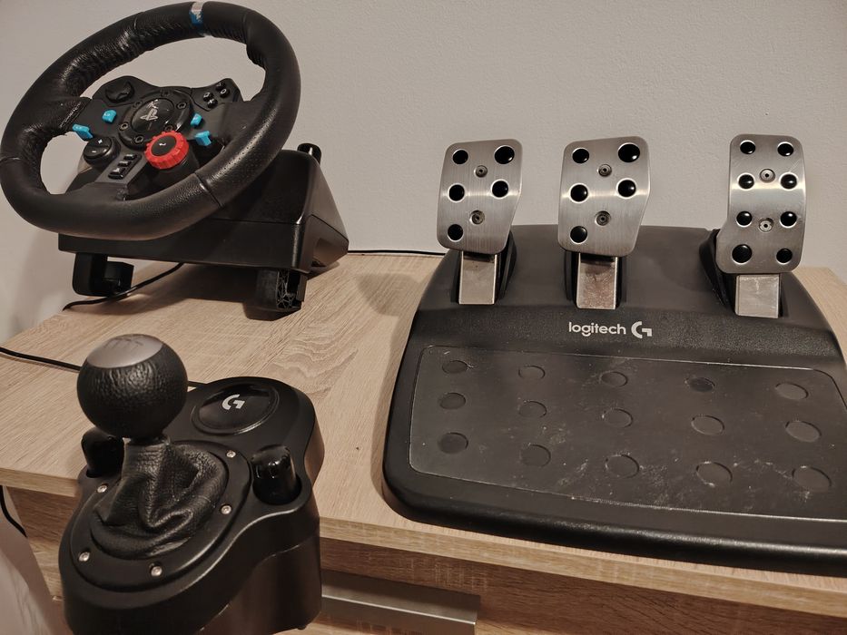 Volan G29  cu pedale și schimbător