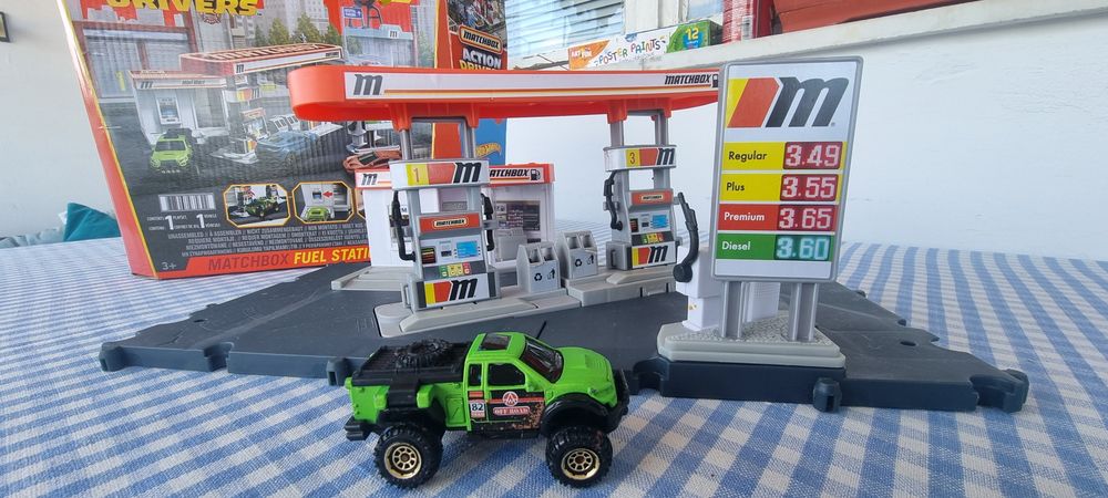 Matchbox Action Drivers – Бензиностанция + Строителна площадка с кран + оригинални колички