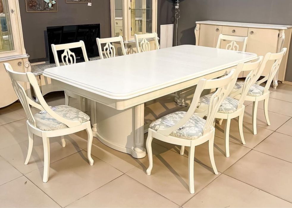 Продается гостиный стол с стулями