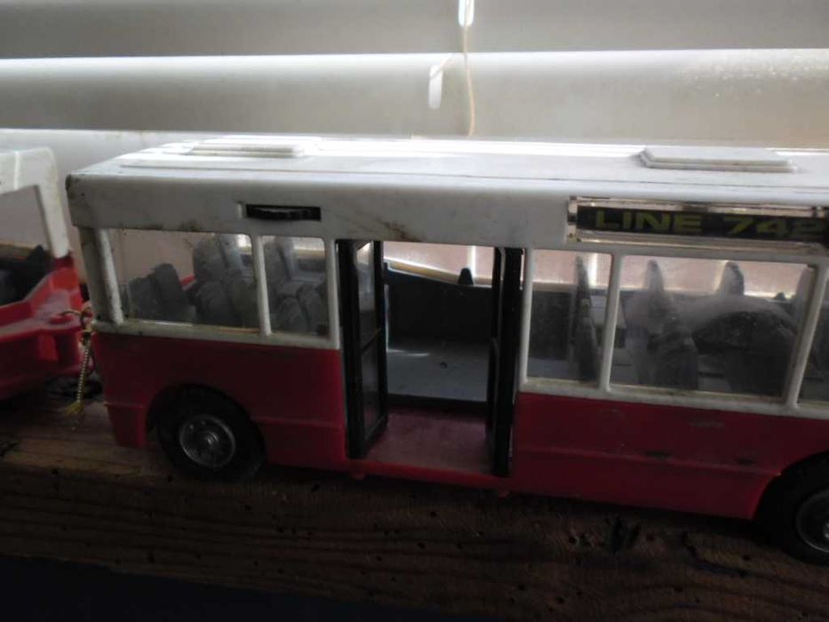 Продавам голям рейс с ремарке и 1 бр. пластмасова количка и други