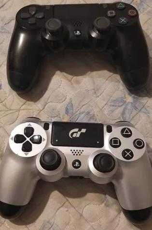 Конзола PS4 с 2 джойстика и игра Gran Turismo