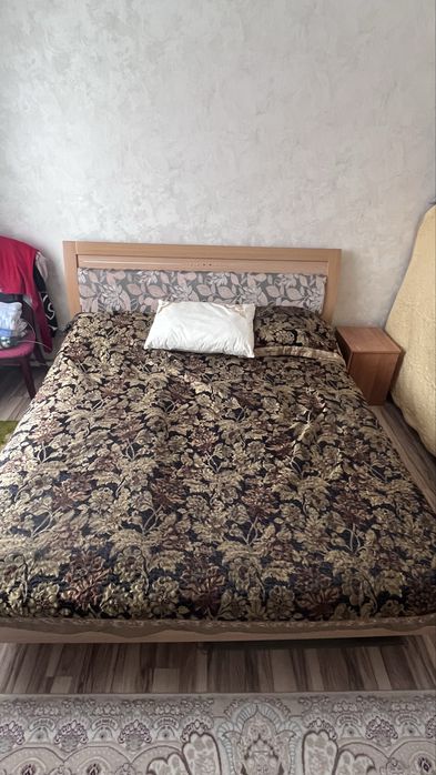 стол для компьютера, кровати