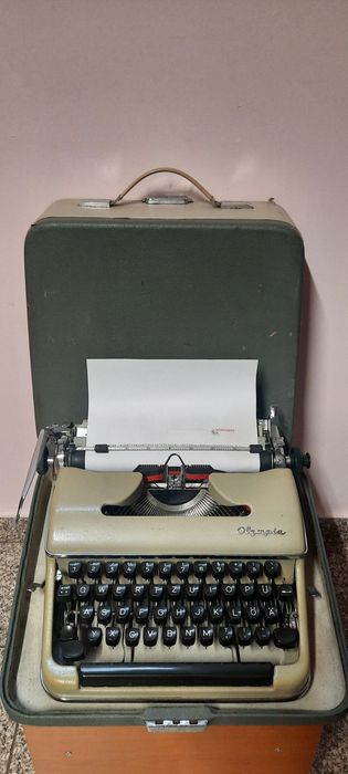 Mașină de scris Olympia SM4 impecabilă