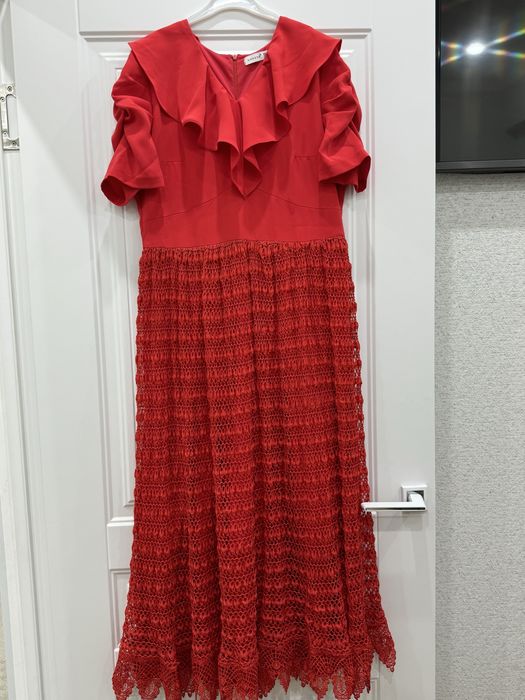 Әдемі көйлектер бар