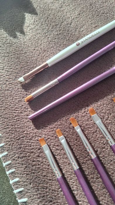 Четки за грим в лилав цвят