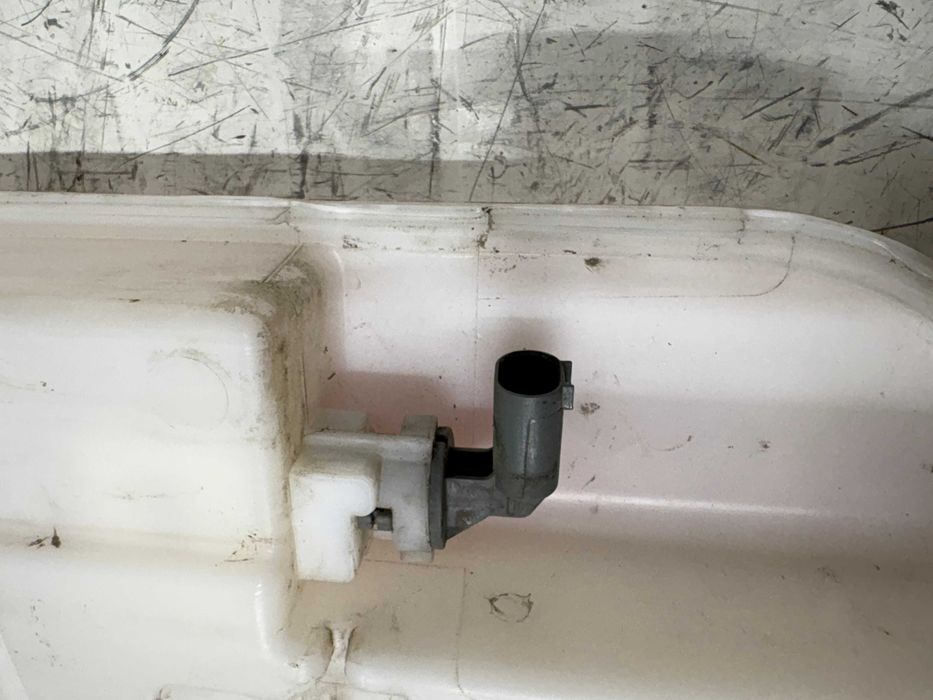 Казанче течност чистачки БМВ Ф07 Ф10 Ф11 Ф06 Ф12 Ф01 Ф02