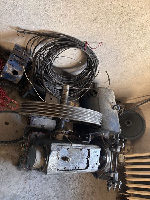 Motor cu reductor, troliu și suport pentru lift 4 kW – 2 seturi disponibile