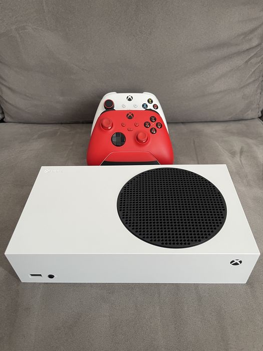 Xbox Series S 512GB + 2 controllere – folosit foarte puțin, stare excelentă