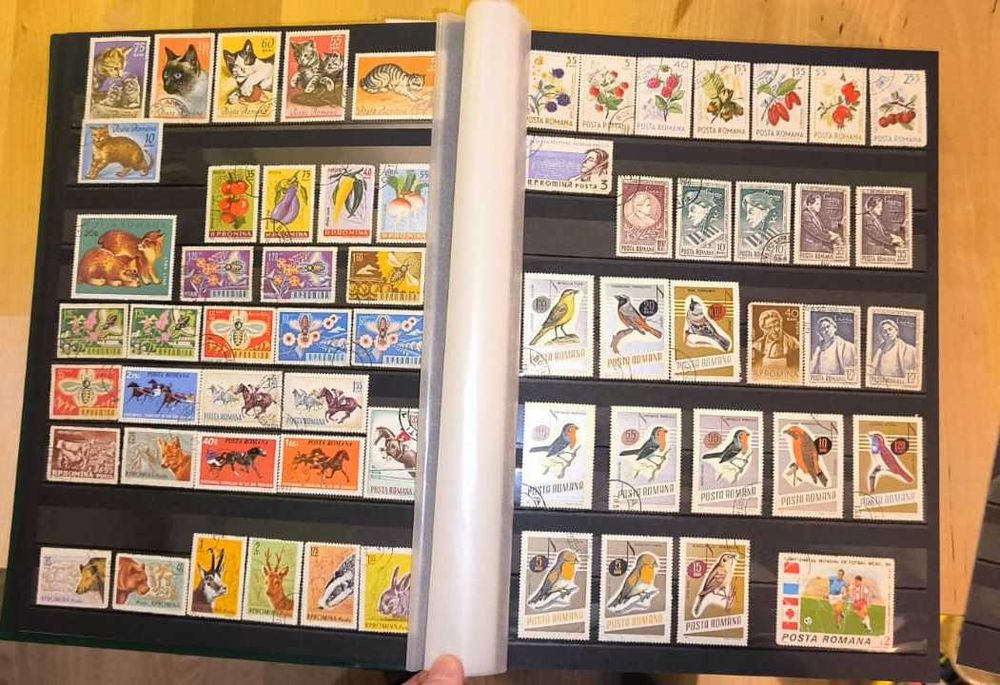 Clasor cu aprox 450 timbre