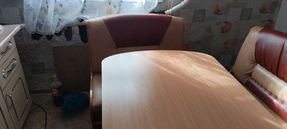 Зона с столом и 4 стульями