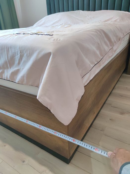 Спалня, скрин и нощни шкафчета.