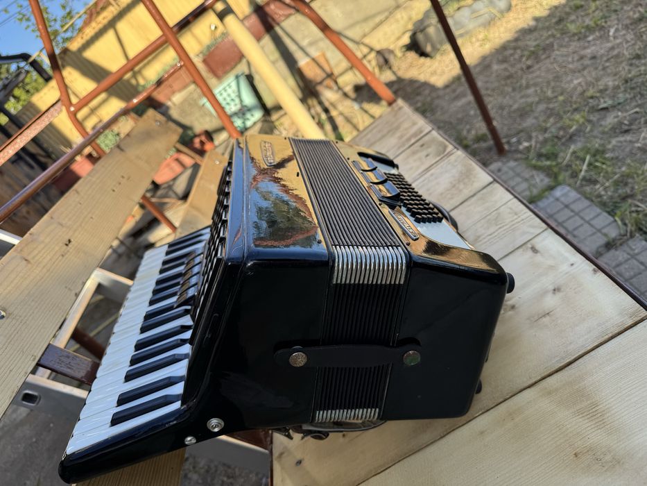 Акордеон Weltmeister Stella 60 баса