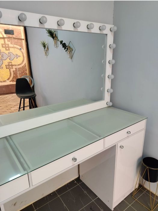 Макияжный стол с зеркалом и лампочками