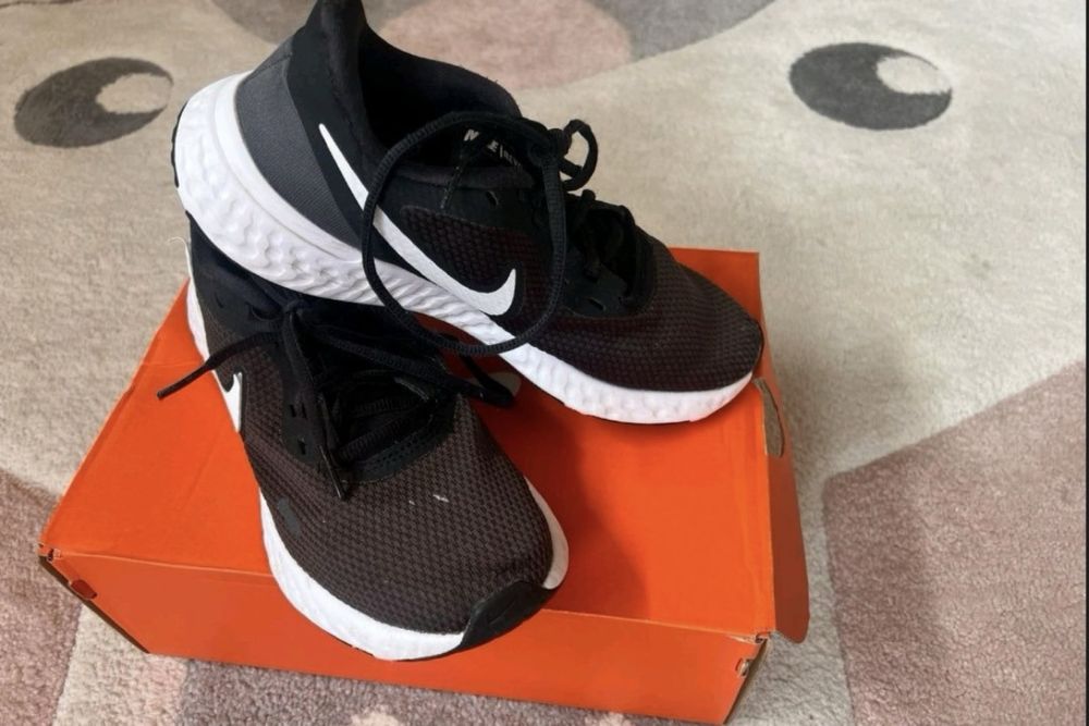 Унисекс маратонки Nike Revolution 5