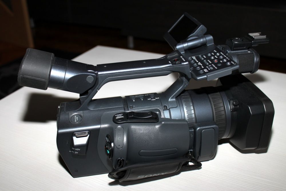 не използвана дигитална видео камера Сони с пълен комплект принадлежн