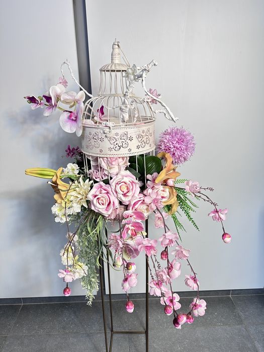Vând aranjamente florale artificiale tip colivie, ideale pentru nunți, evenimente sau decor locații.