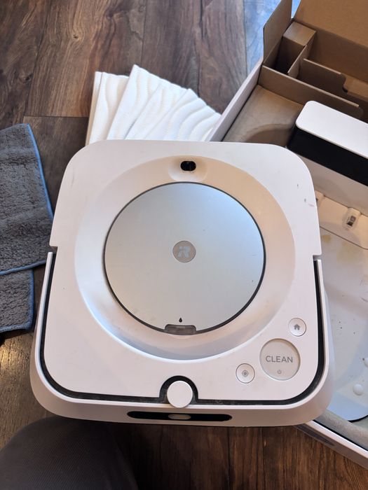 Irobot M6-Robot spala pardoseala.