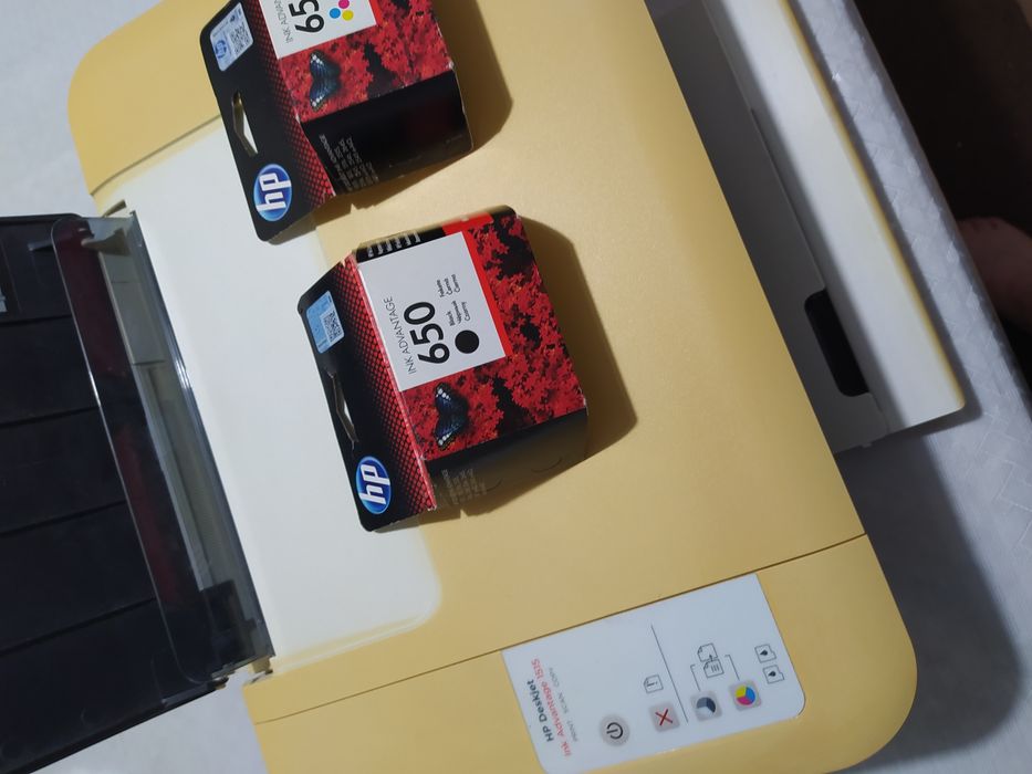 Vând imprimanta cu scaner HP Deskjet Ink Advantage 1515 cu două cartușe noi