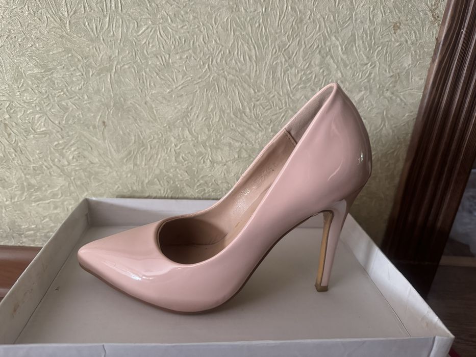 Продам туфли (лодочки и со стразами )