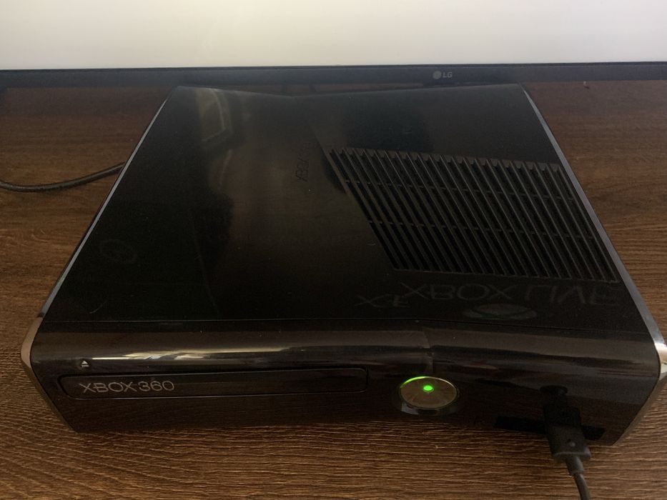 Vând Xbox 360 Slim + 2 Jocuri URGENT!