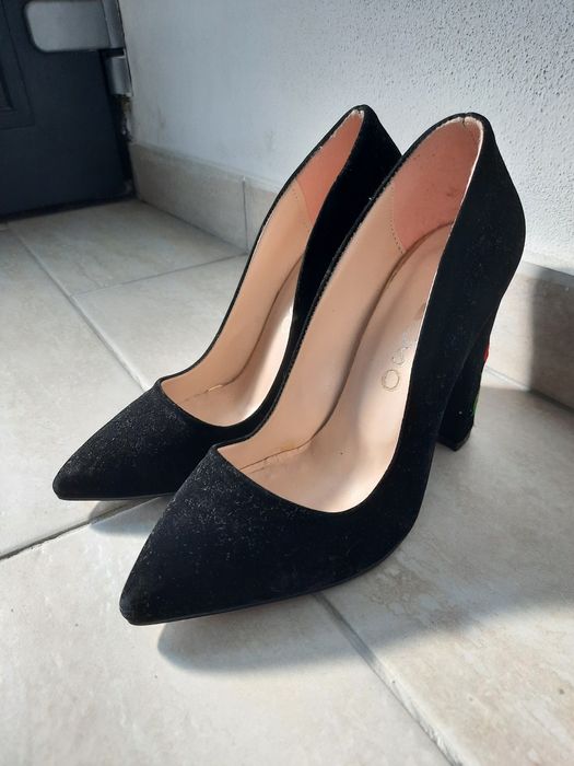 Pantofii stiletto cu broderie pe toc