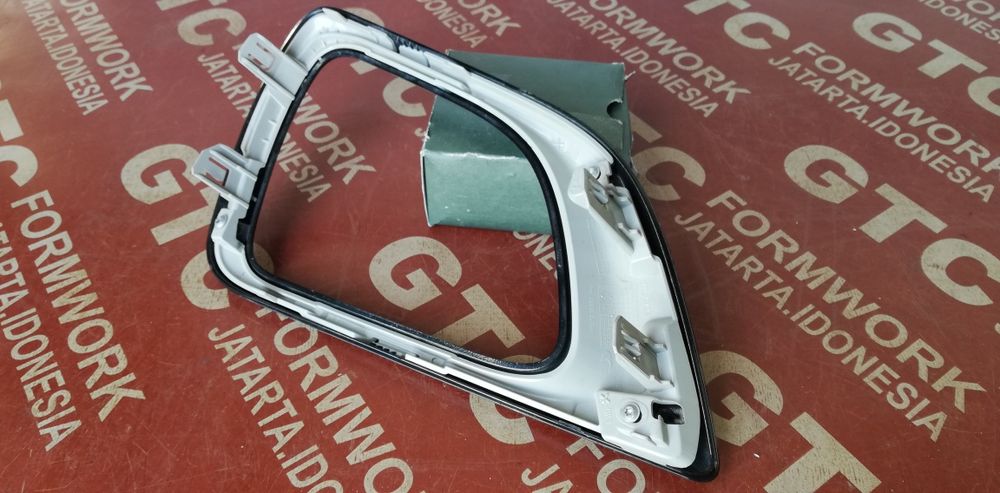 Основа за десен халоген Nissan Navara 2014-2022