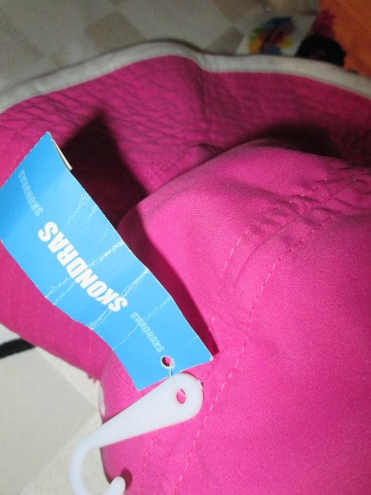 Лот нови -2 бр.летни шапки SKONDRAS и чантичка,памук и лен, с етикет