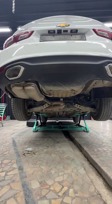 Damkirat moshinani tagini ko'tarib yuvadigan damkirat