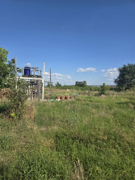 Teren si casa din chirpici