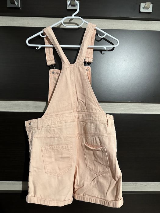 Къс дънков гащеризон.