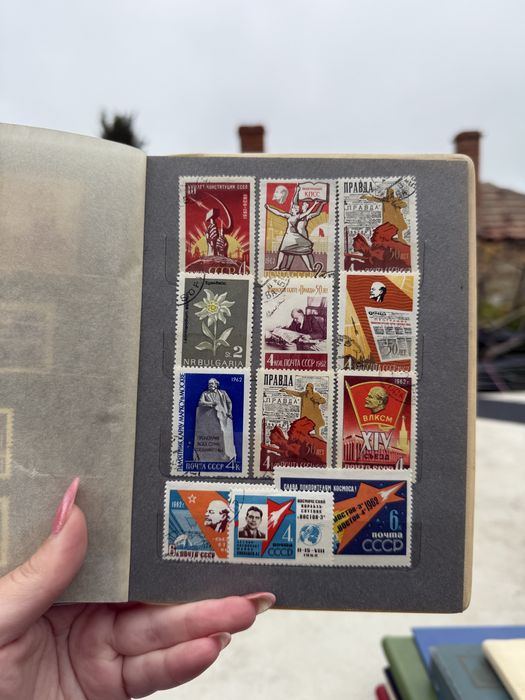 Малък класьор с различни пощенски марки