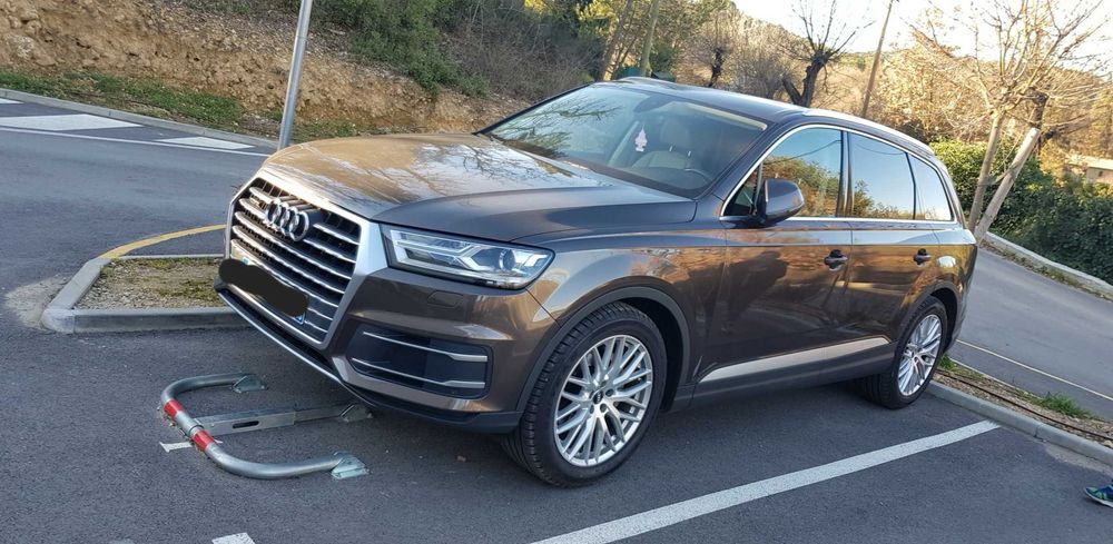 Vând Audi Q7 tdi anul 2017 cinci locuri