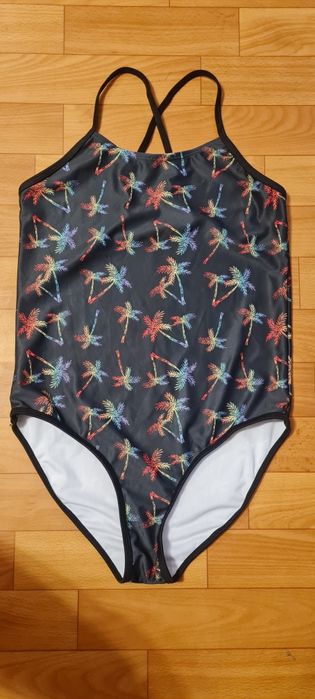 Яркий слитный купальник