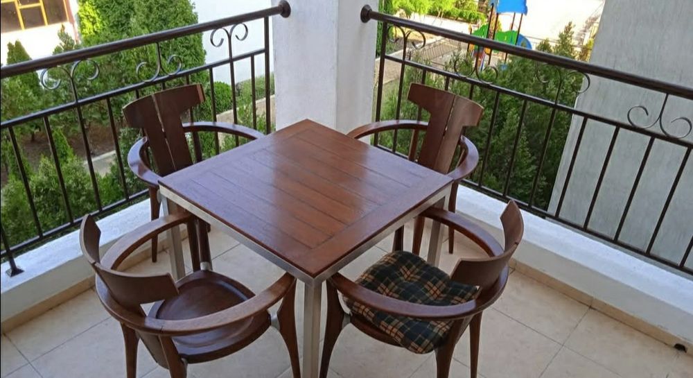 Мебели обзавеждане, маси столове.