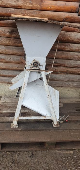 Moară lucernă și fân