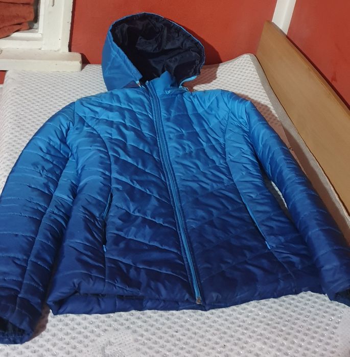 Спортно синю яке